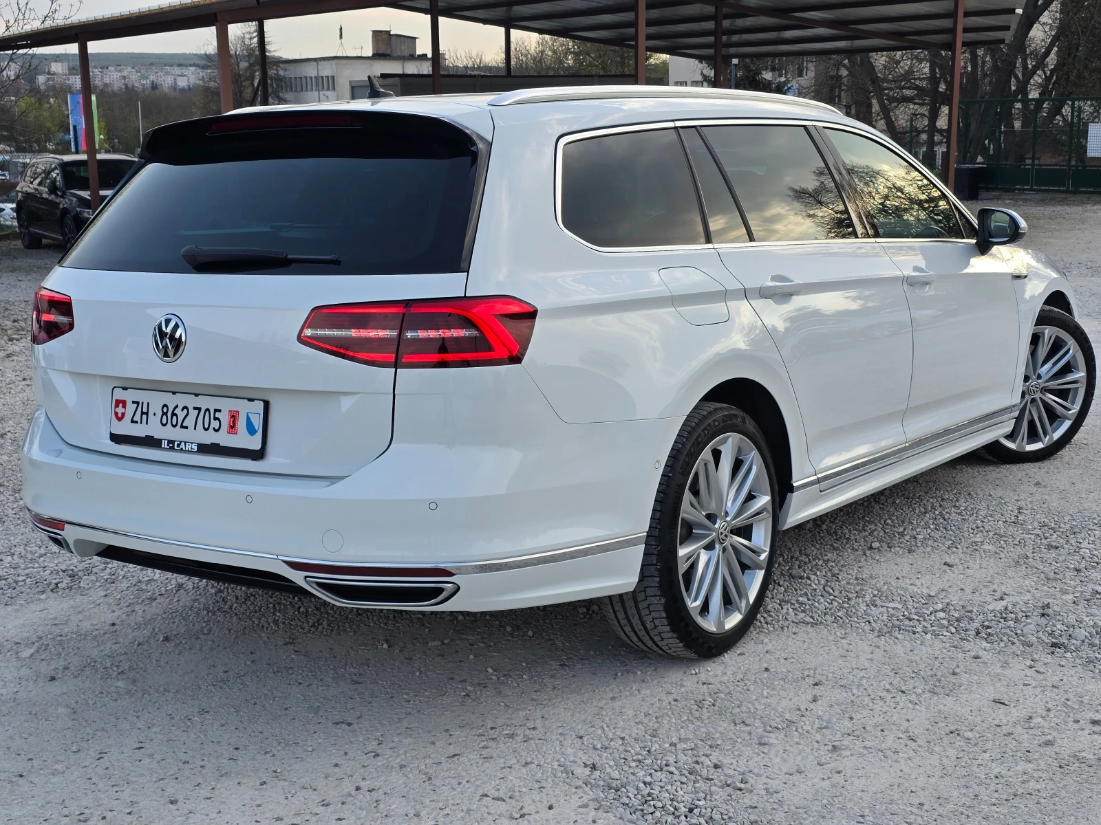 VW Passat 2.0BiTDI/3XR-LINE/360кам/ПАНОР./МАСАЖ/FULL/ШВЕЙЦ., снимка 8 - Автомобили и джипове - 55945060