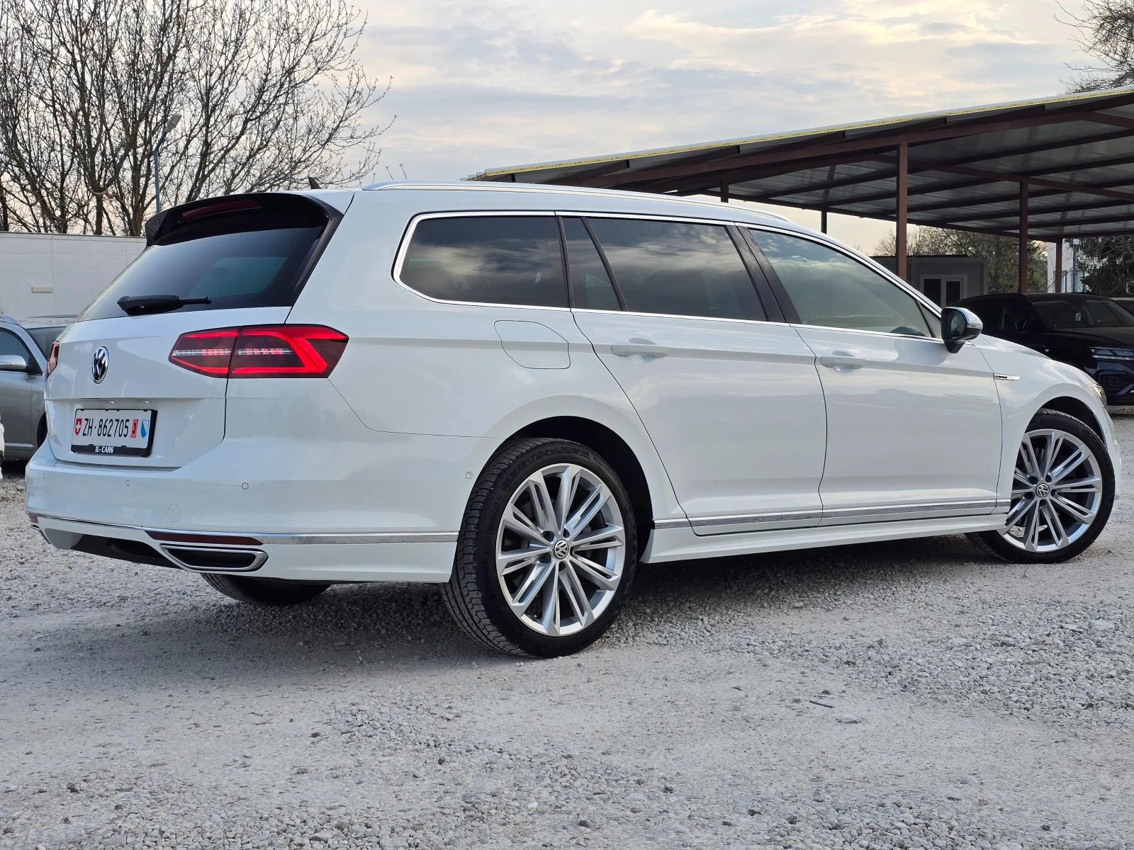 VW Passat 2.0BiTDI/3XR-LINE/360кам/ПАНОР./МАСАЖ/FULL/ШВЕЙЦ., снимка 9 - Автомобили и джипове - 55945060