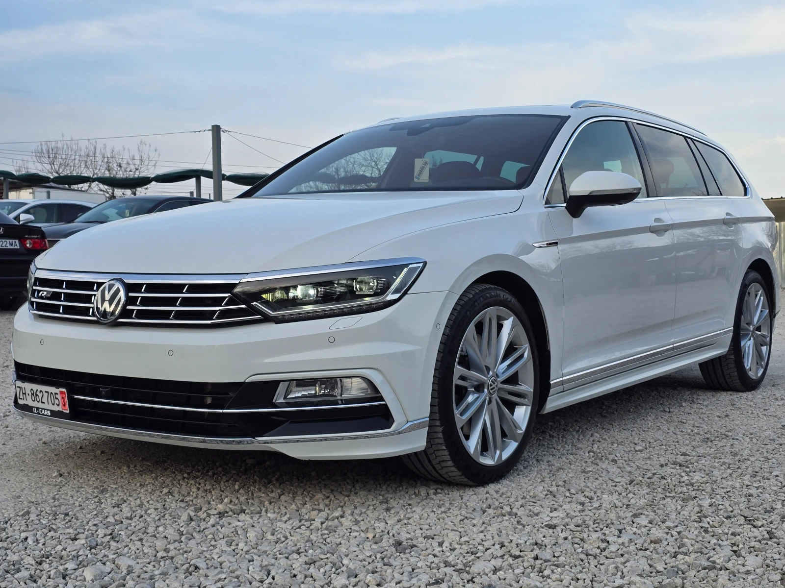 VW Passat 2.0BiTDI/3XR-LINE/360кам/ПАНОР./МАСАЖ/FULL/ШВЕЙЦ., снимка 3 - Автомобили и джипове - 55945060