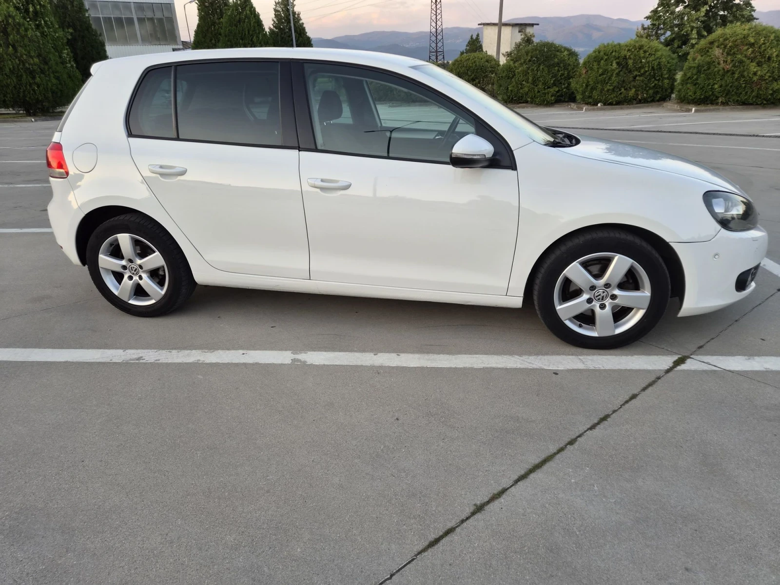 VW Golf 1.6 TDI, снимка 4 - Автомобили и джипове - 56456007