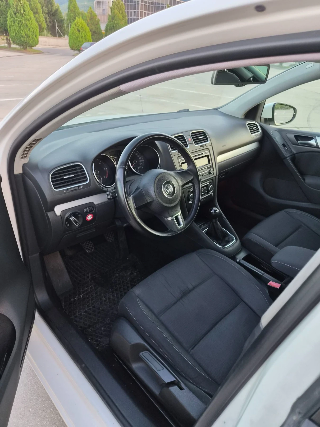 VW Golf 1.6 TDI, снимка 5 - Автомобили и джипове - 56456007