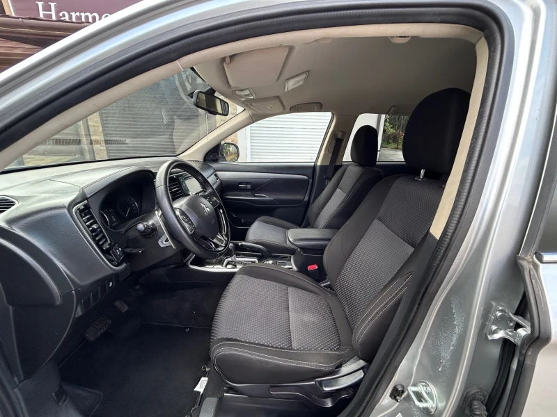 Mitsubishi Outlander 2.0i/4x4/Автомат, снимка 9 - Автомобили и джипове - 52542547