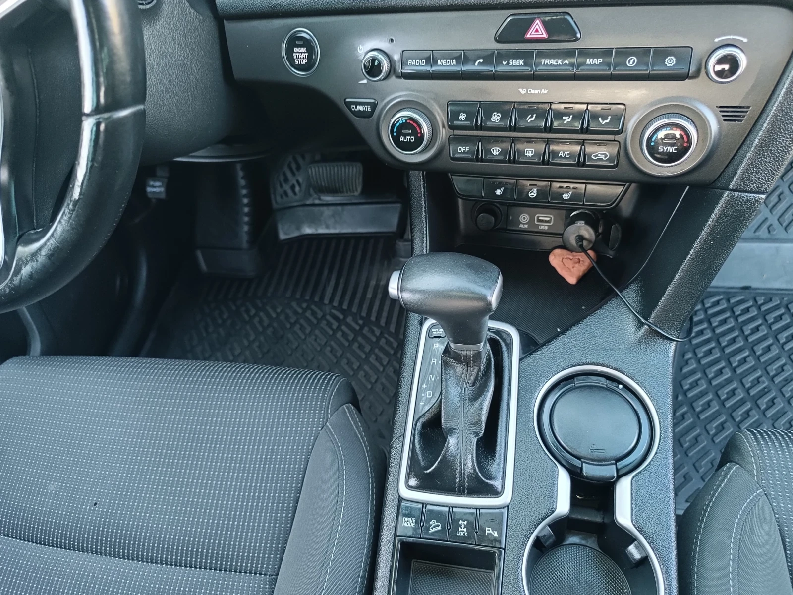 Kia Sportage 1, 6 AWD  бензин , снимка 12 - Автомобили и джипове - 55094350