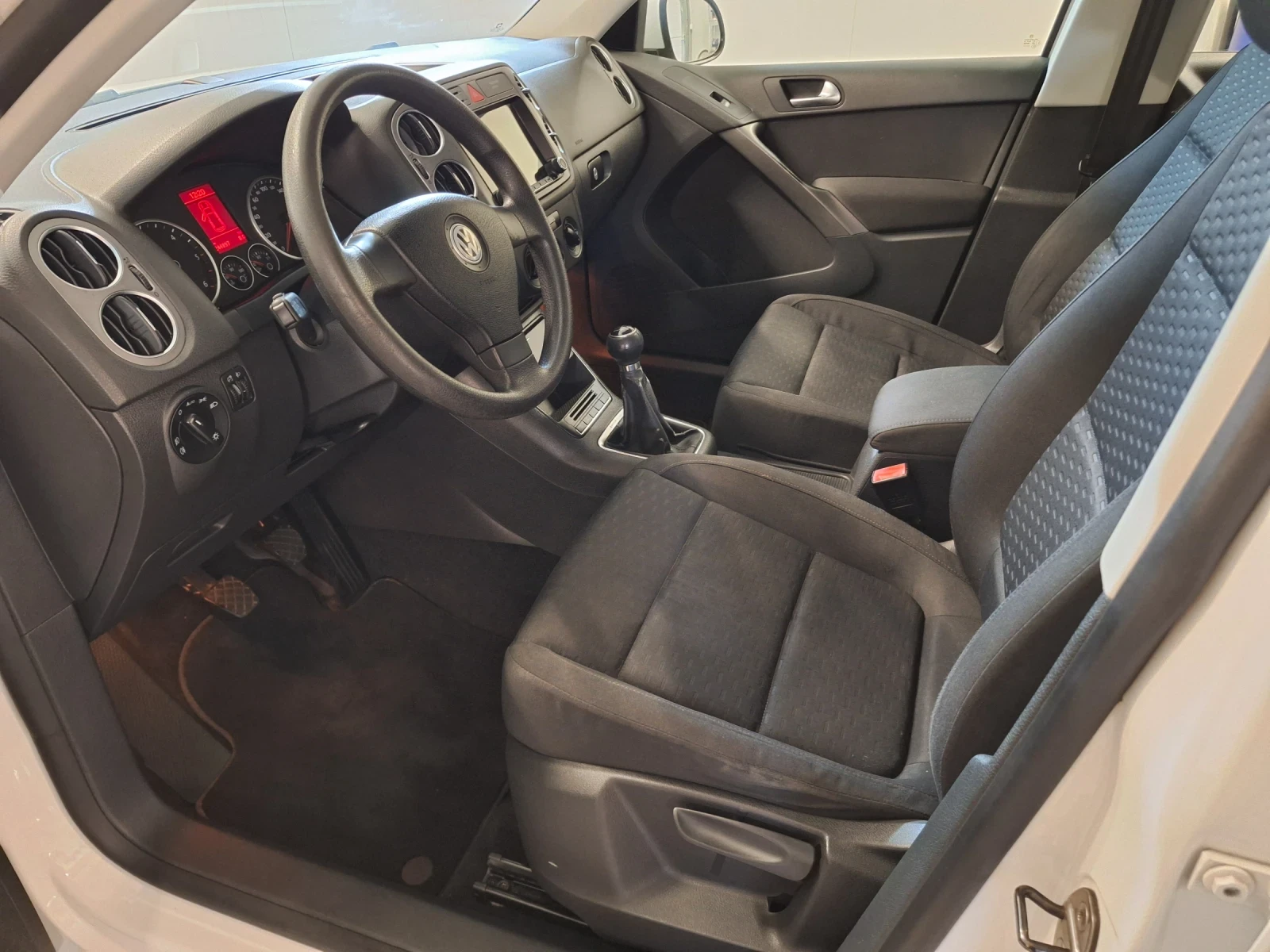 VW Tiguan 2.0 TDI 4x4, снимка 10 - Автомобили и джипове - 55958977