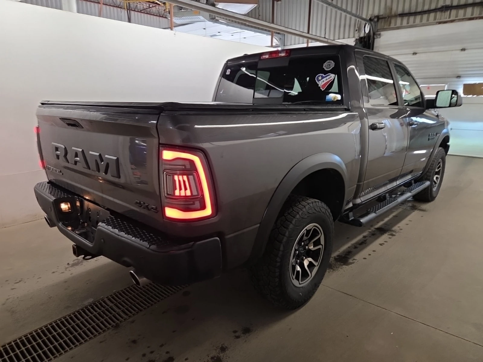 Dodge RAM 1500 REBEL 5.7| PANO| ПОДГРЕВИ| 2 КЛЮЧА| , снимка 3 - Автомобили и джипове - 55986697