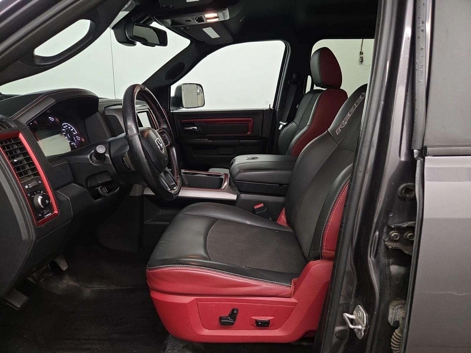 Dodge RAM 1500 REBEL 5.7| PANO| ПОДГРЕВИ| 2 КЛЮЧА| , снимка 5 - Автомобили и джипове - 55986697