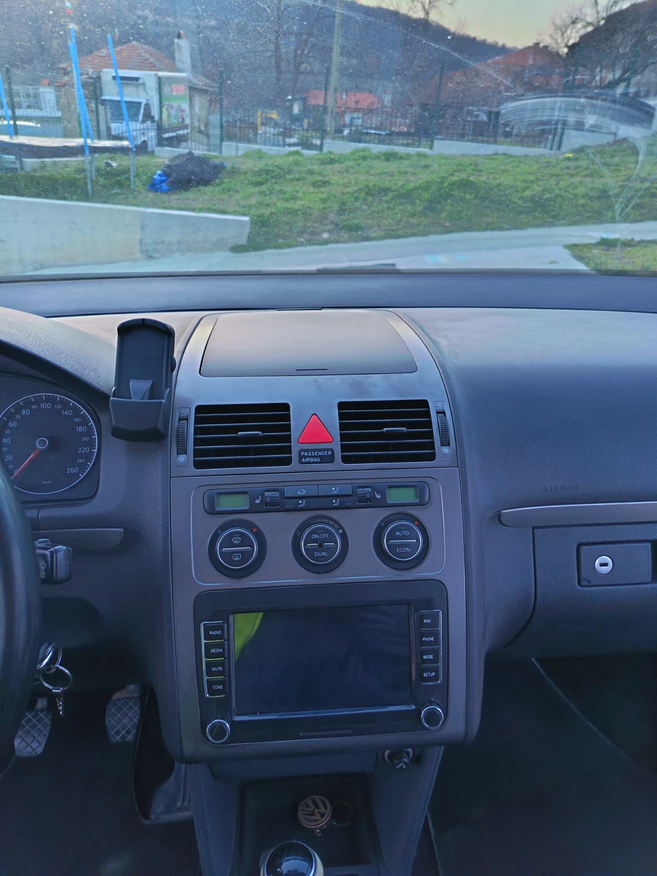 VW Touran Ekofuel/facelift/заводски метан, снимка 17 - Автомобили и джипове - 53841089