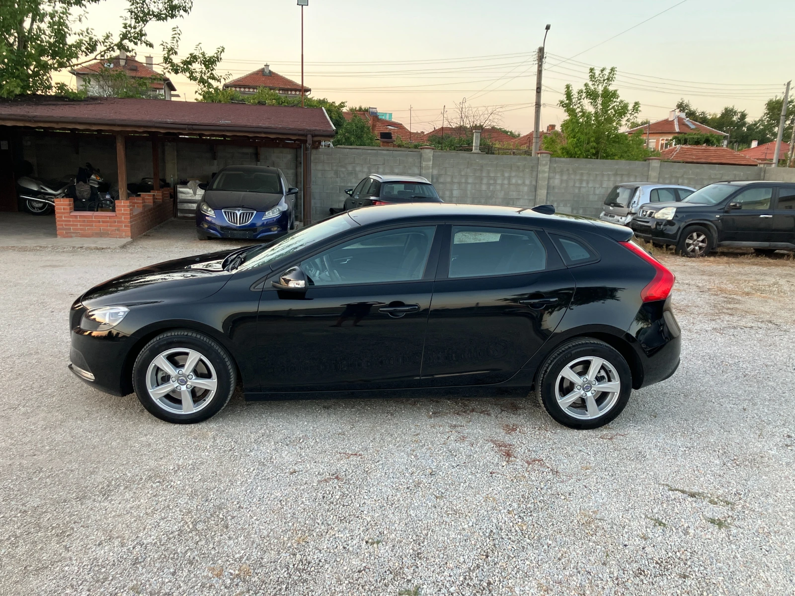 Volvo V40 2.0d R-Design, снимка 4 - Автомобили и джипове - 55905121