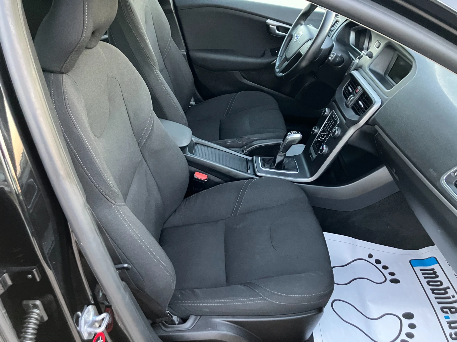 Volvo V40 2.0d R-Design, снимка 13 - Автомобили и джипове - 55905121