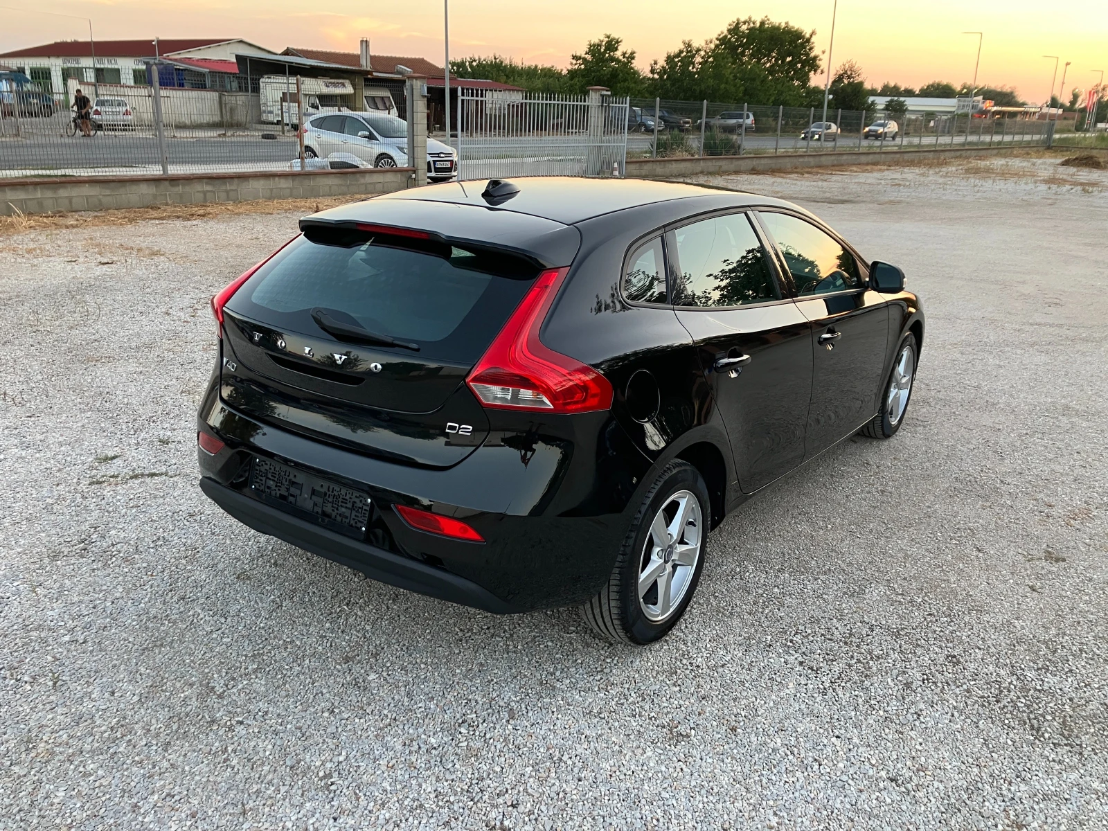 Volvo V40 2.0d R-Design, снимка 6 - Автомобили и джипове - 55905121