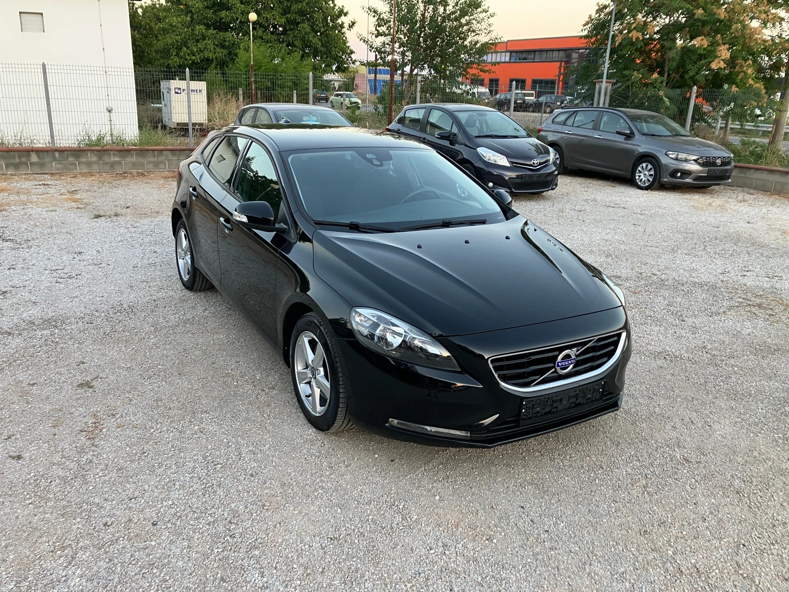 Volvo V40 2.0d R-Design, снимка 10 - Автомобили и джипове - 55905121