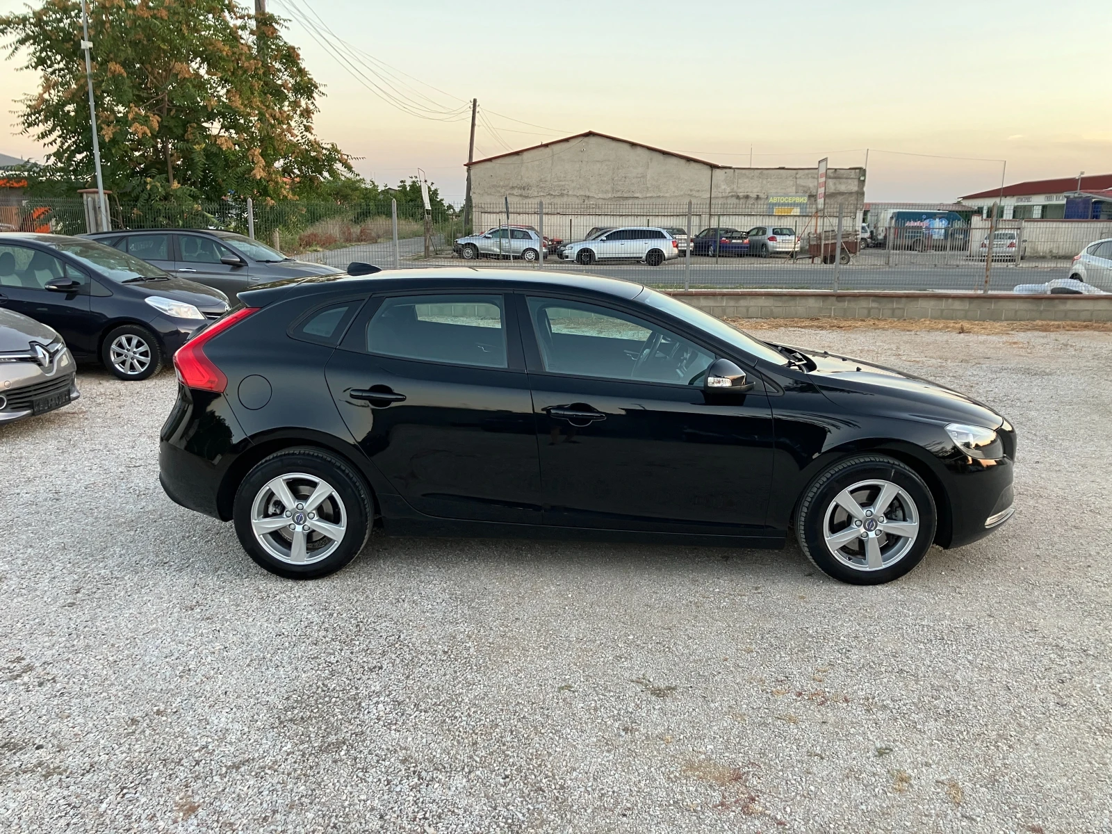 Volvo V40 2.0d R-Design, снимка 9 - Автомобили и джипове - 55905121