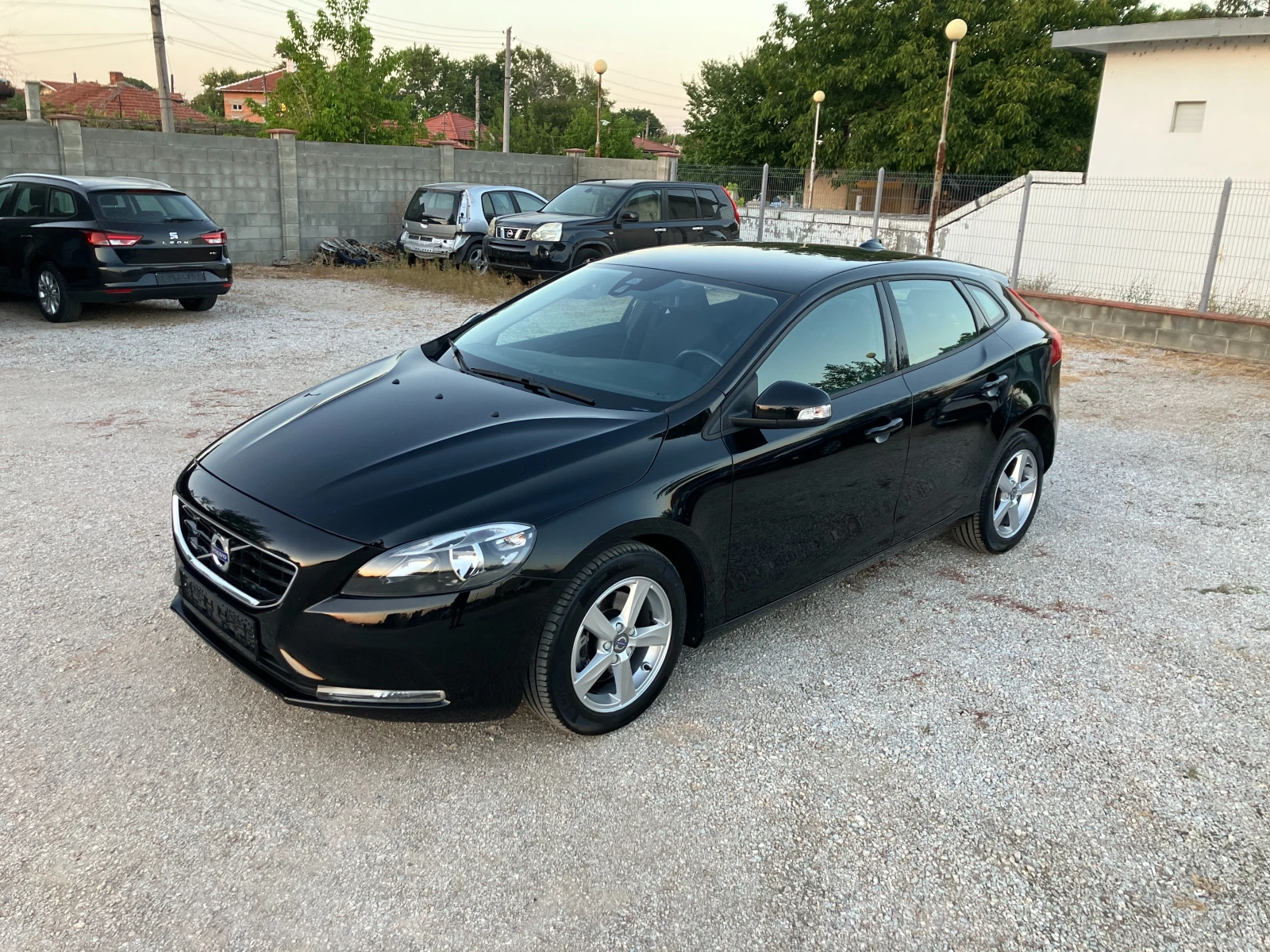 Volvo V40 2.0d R-Design, снимка 3 - Автомобили и джипове - 55905121
