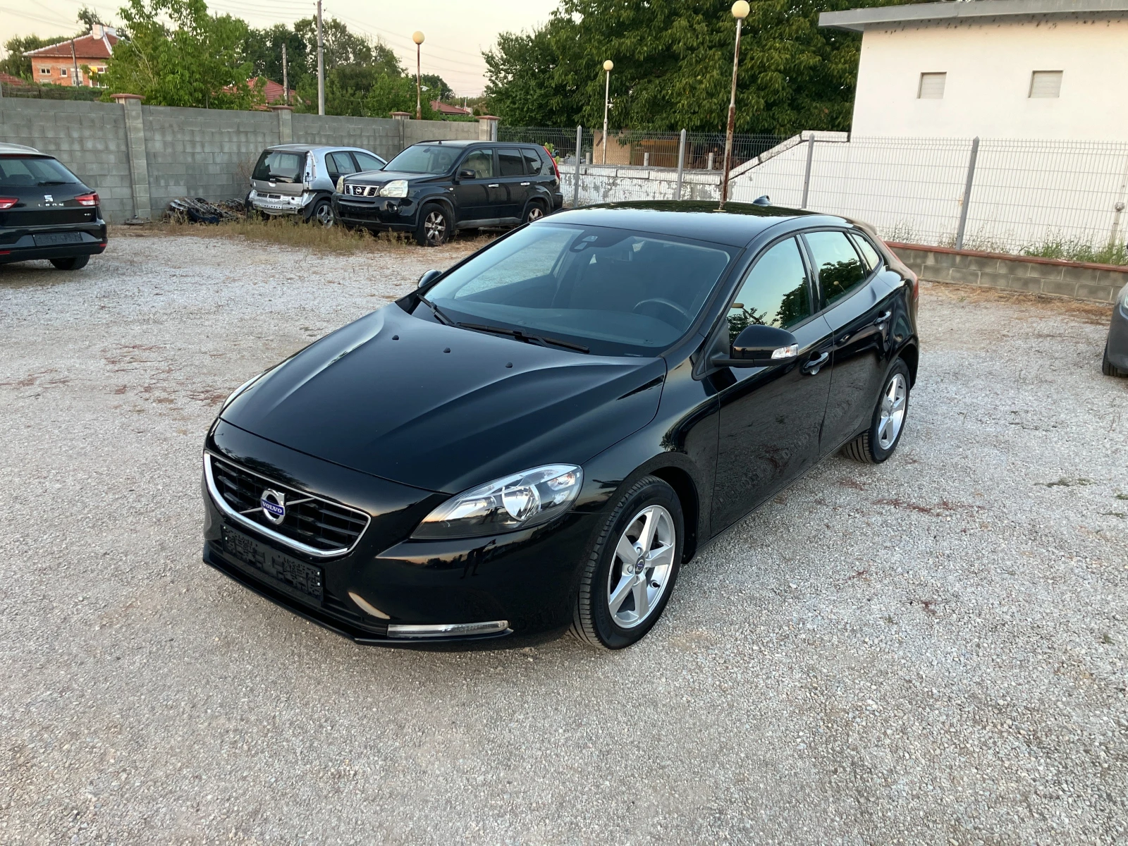 Volvo V40 2.0d R-Design, снимка 2 - Автомобили и джипове - 55905121