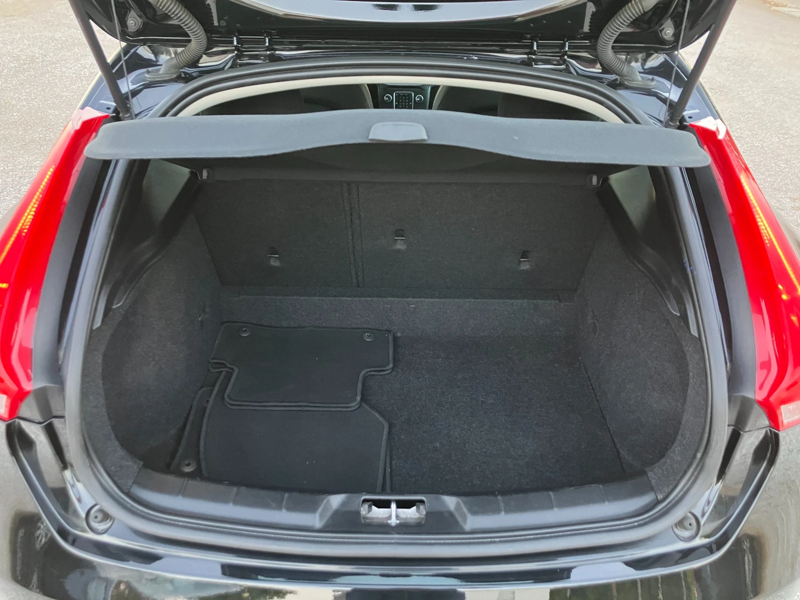 Volvo V40 2.0d R-Design, снимка 15 - Автомобили и джипове - 55905121