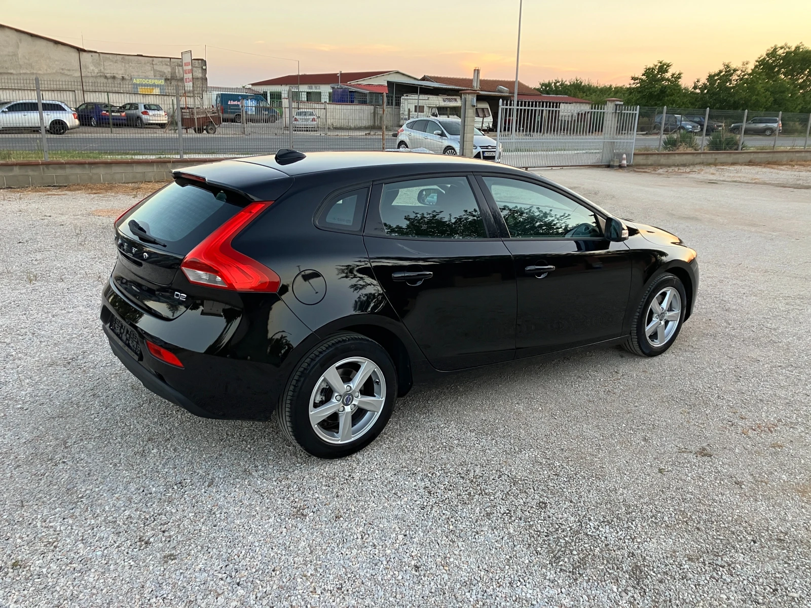 Volvo V40 2.0d R-Design, снимка 8 - Автомобили и джипове - 55905121