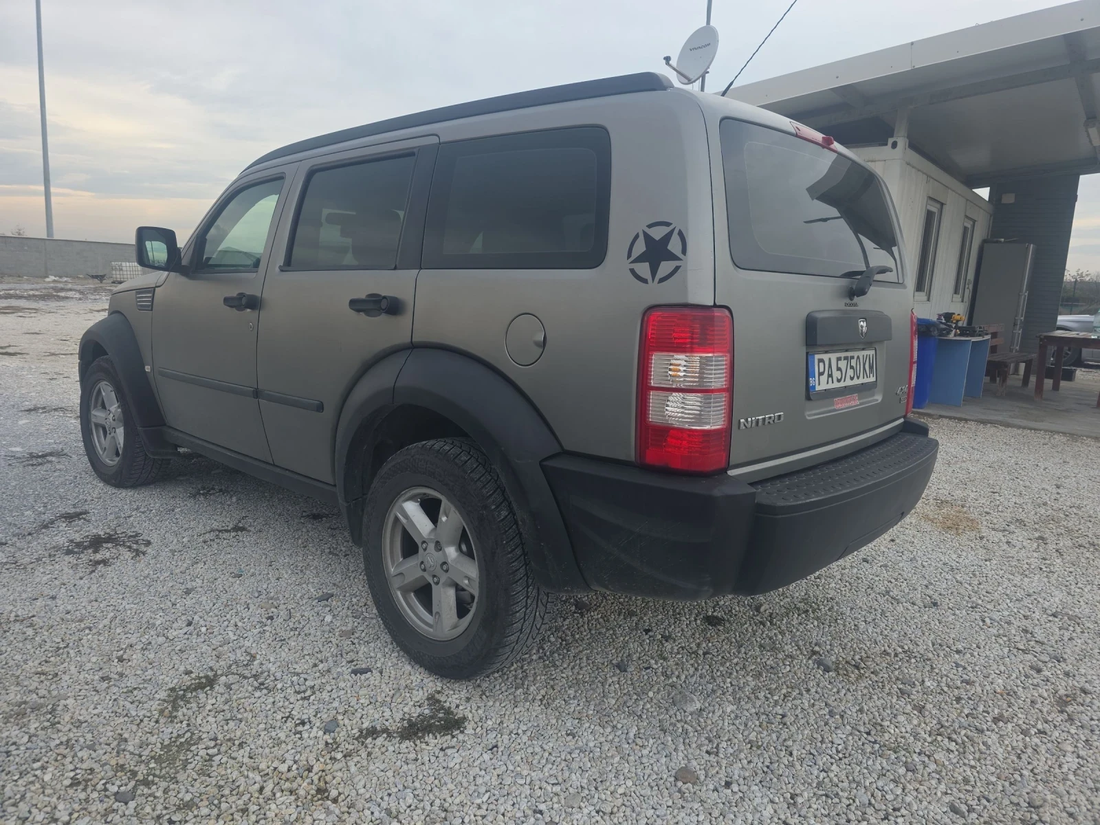 Dodge Nitro 2.8GRD 177ps 4x4 - изображение 4