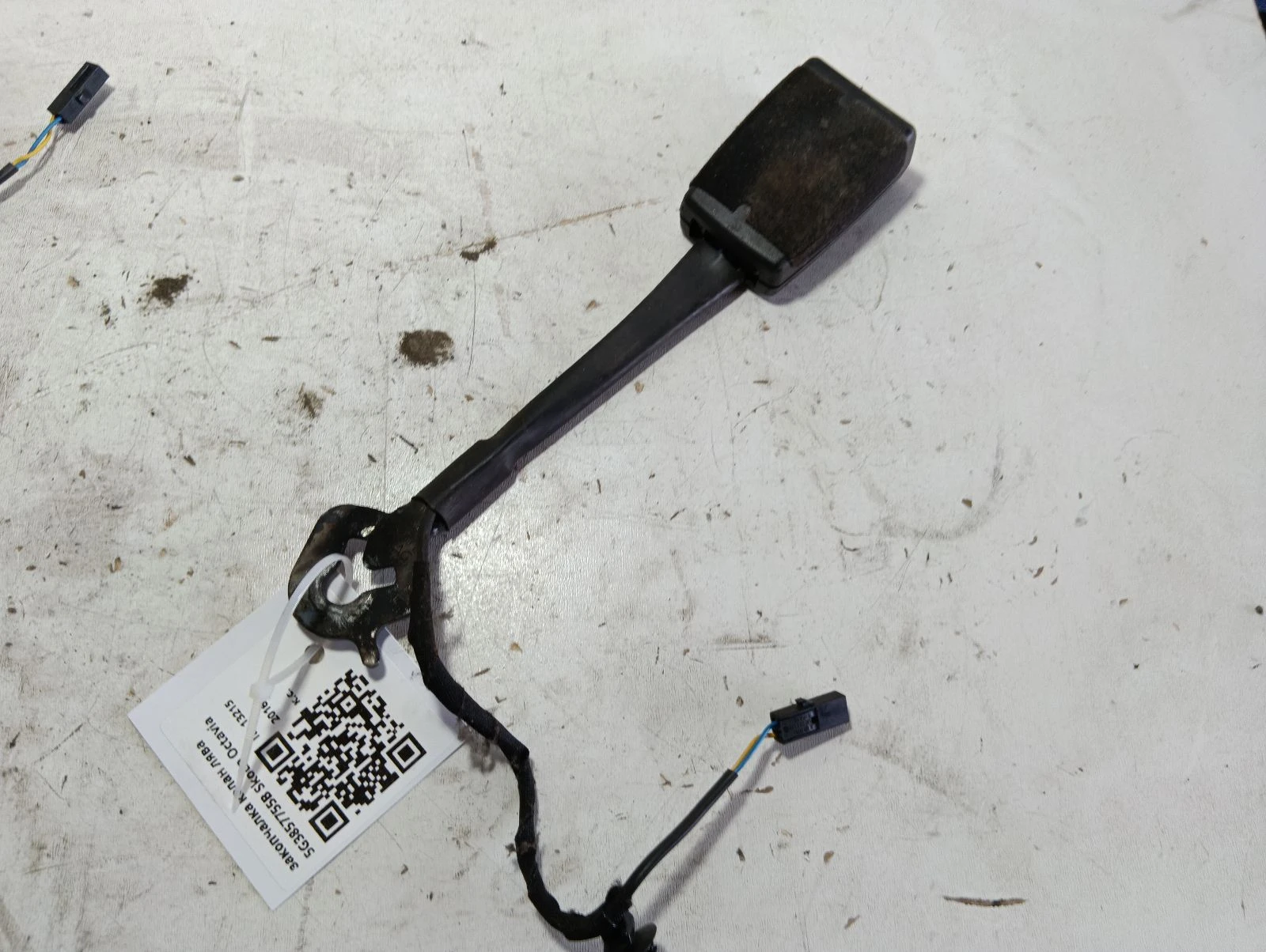 закопчалка колан лява 5G3857755B Skoda Octavia
