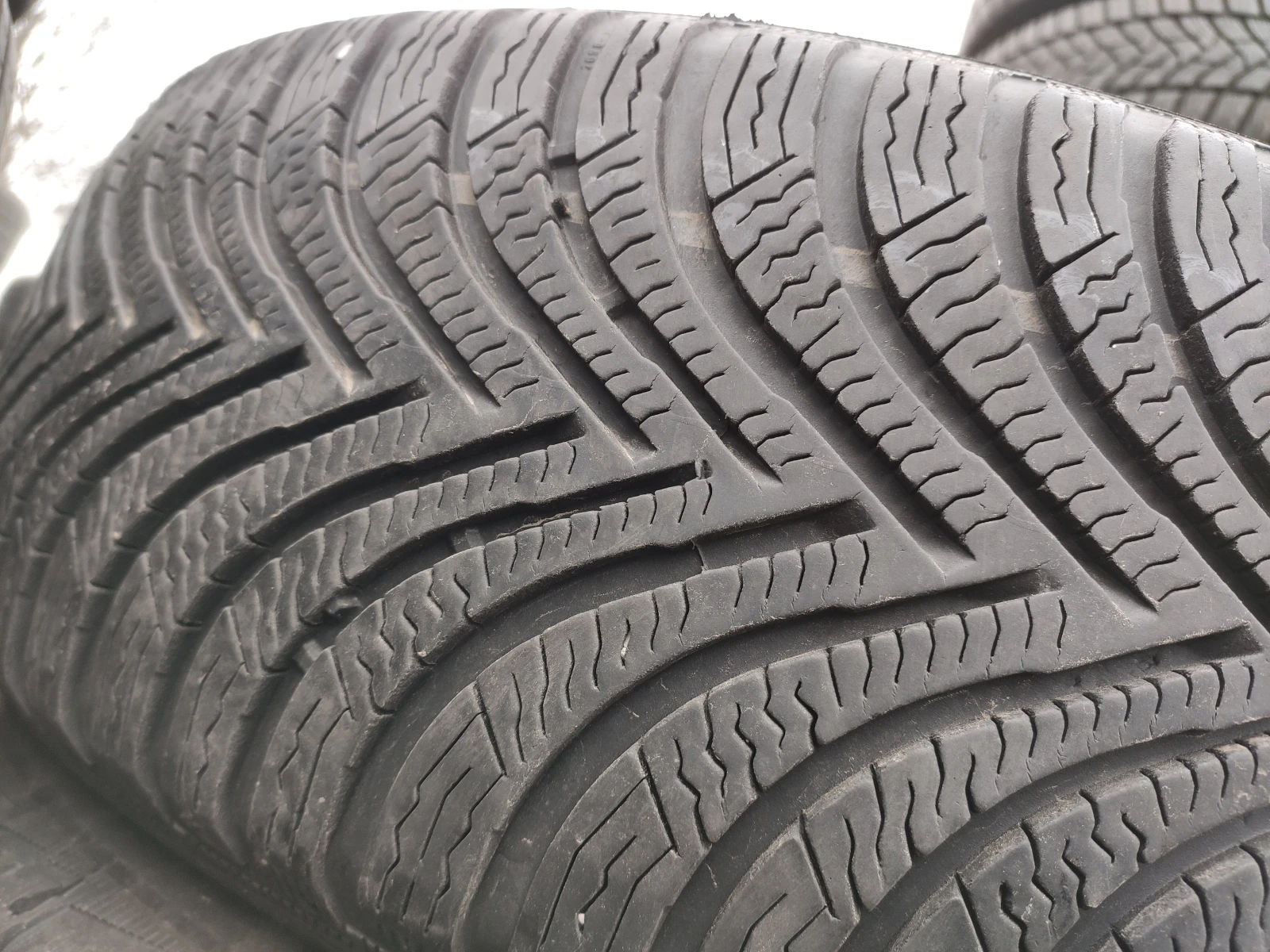 Гуми Зимни 215/65R17