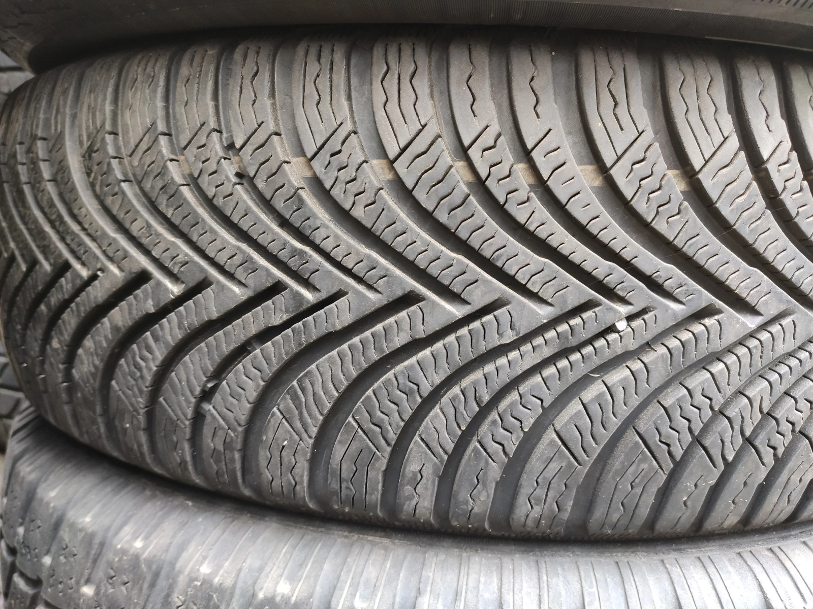 Гуми Зимни 215/65R17, снимка 5 - Гуми и джанти - 54735186