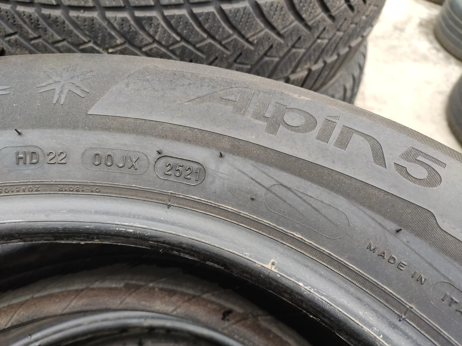 Гуми Зимни 215/65R17, снимка 7 - Гуми и джанти - 54735186