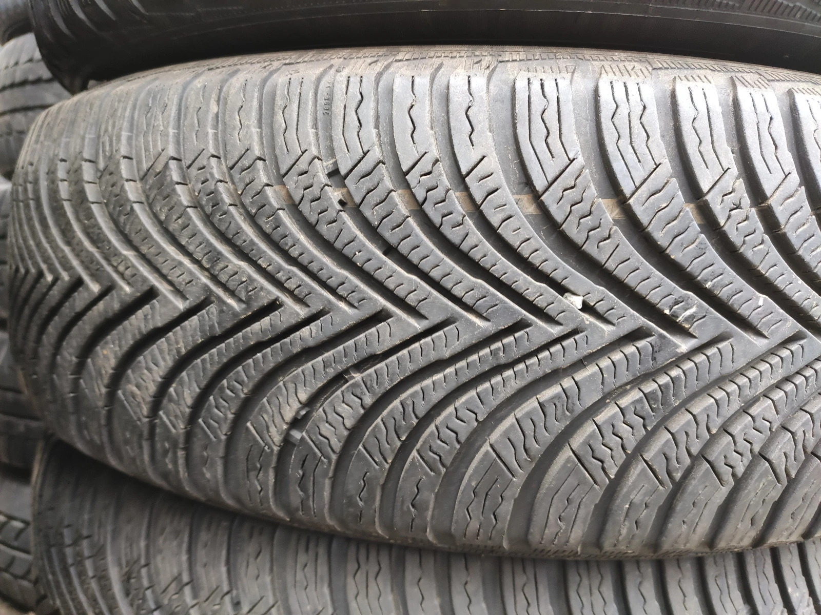 Гуми Зимни 215/65R17, снимка 4 - Гуми и джанти - 54735186