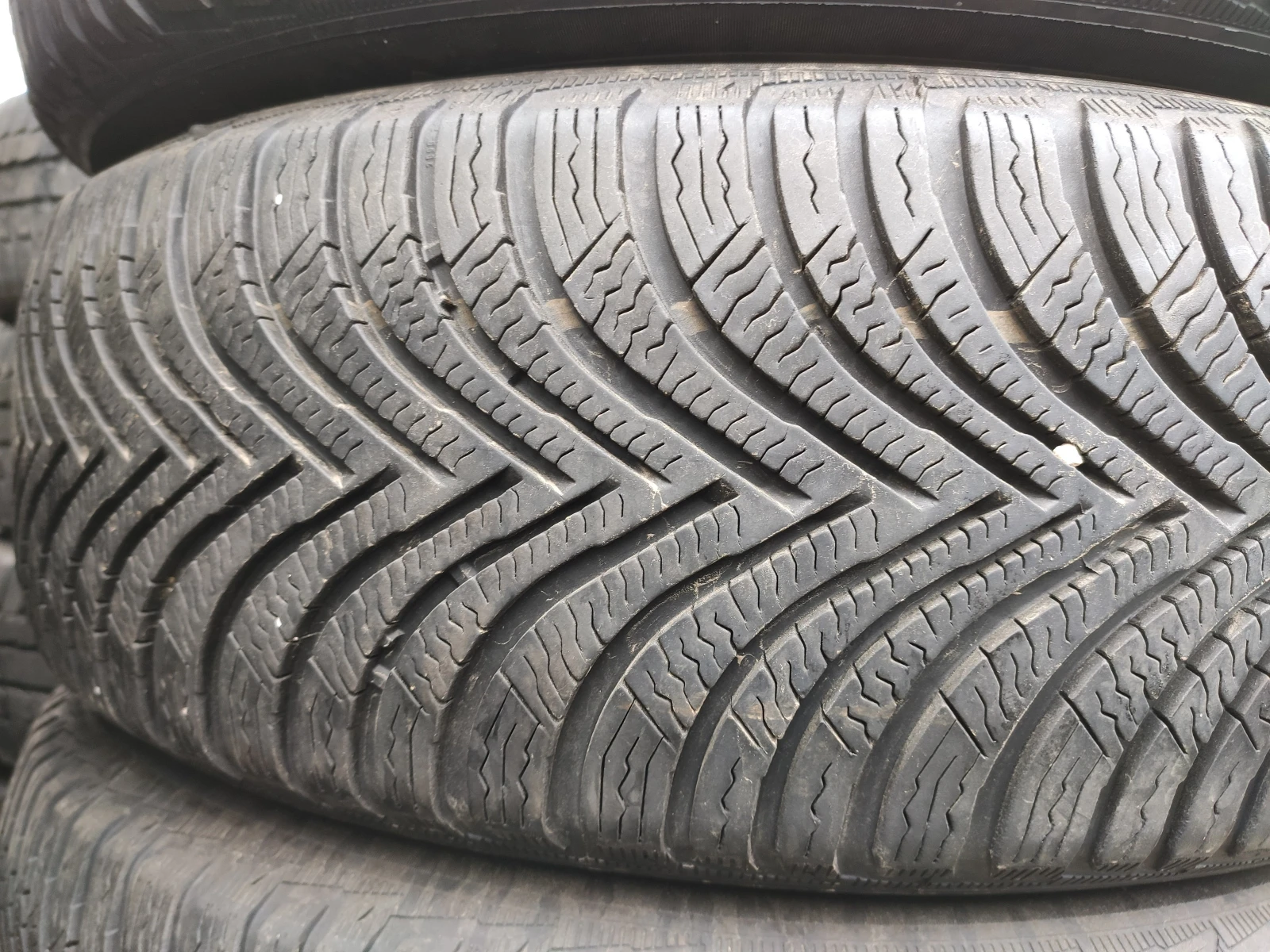 Гуми Зимни 215/65R17, снимка 3 - Гуми и джанти - 54735186