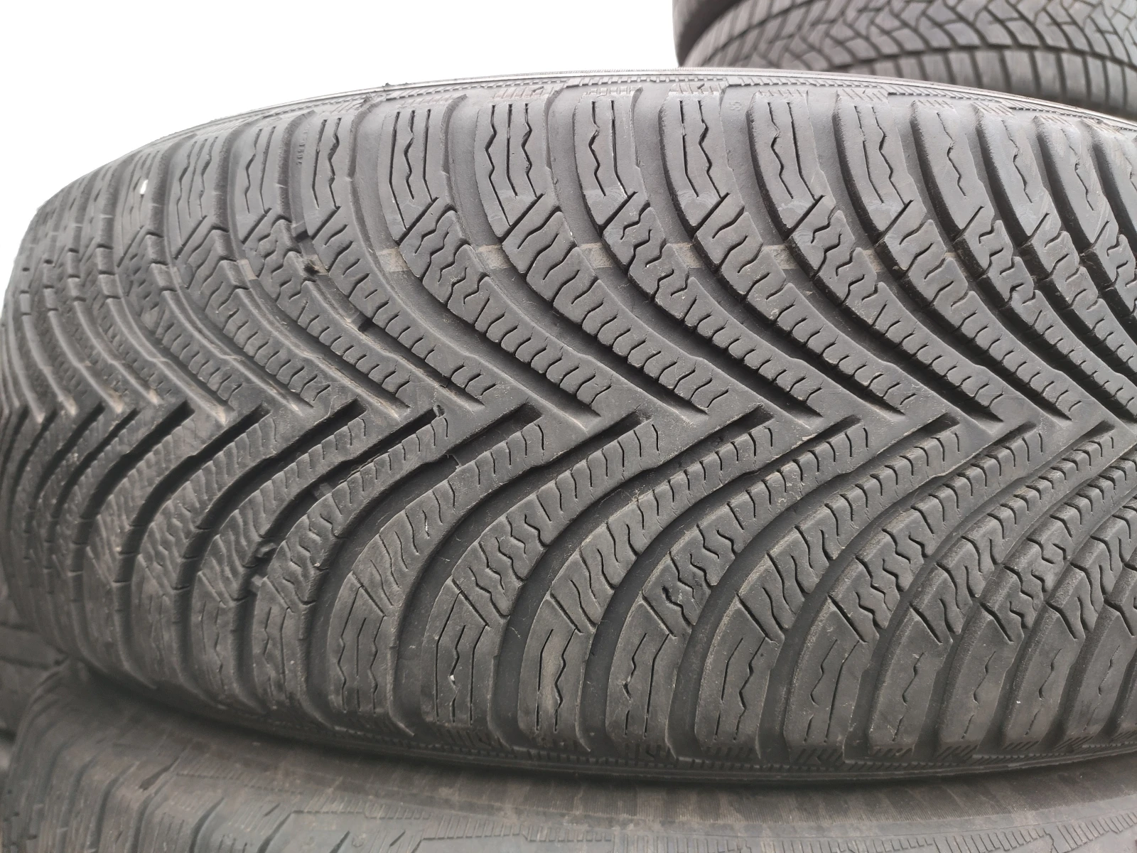 Гуми Зимни 215/65R17, снимка 2 - Гуми и джанти - 54735186
