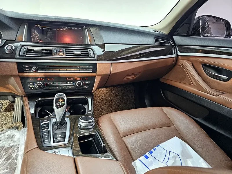 BMW 528 i xDrive M-Aerodynamics, снимка 10 - Автомобили и джипове - 53034128