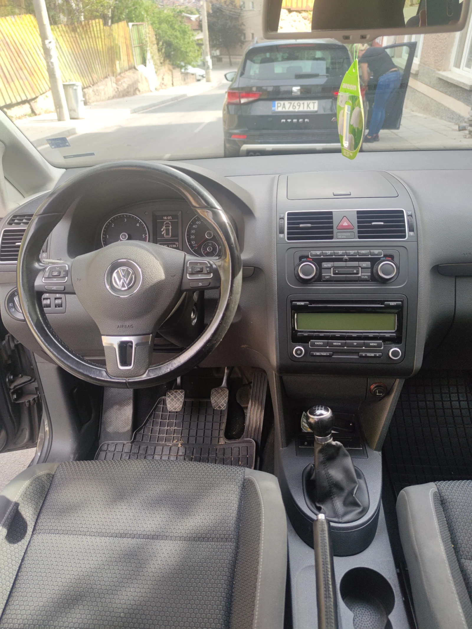 VW Touran 1.6TDI 6ск 7места - изображение 9