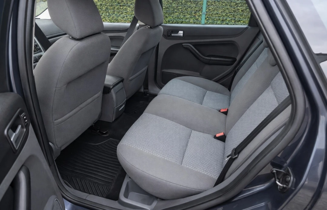 Ford Focus 1.6-Газ-инж-Гаражен, снимка 15 - Автомобили и джипове - 53904981