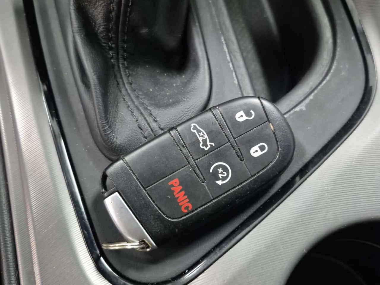 Dodge Challenger * R/T * ПОДГРЕВ НА СЕДАЛКИ И ВОЛАН* ЗАДНО* , снимка 9 - Автомобили и джипове - 54043439