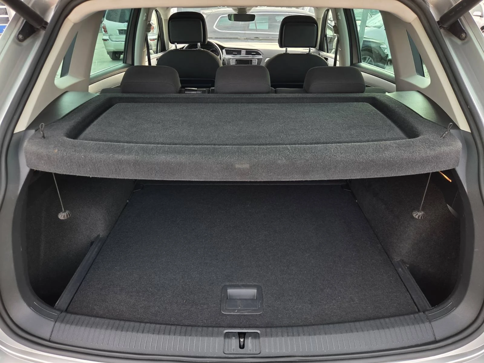 VW Tiguan 2.0TDI, снимка 14 - Автомобили и джипове - 55137574