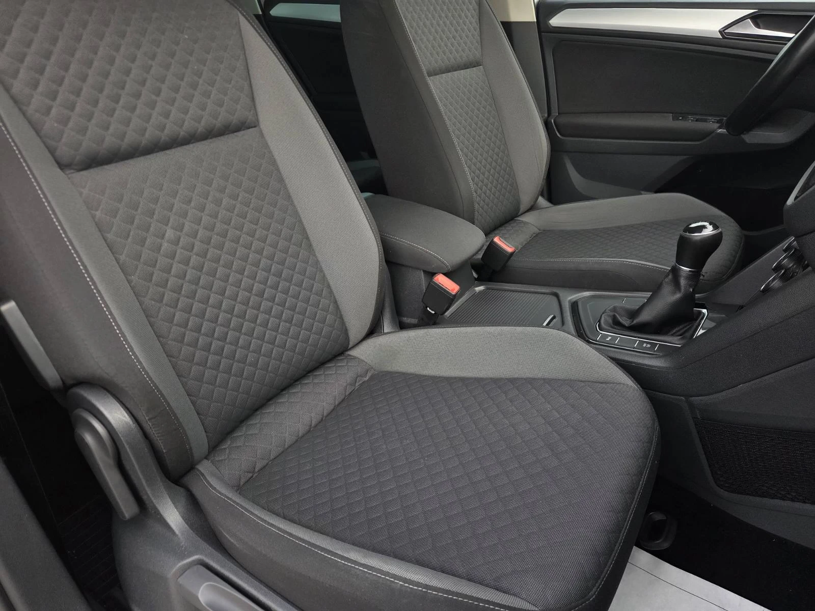 VW Tiguan 2.0TDI, снимка 8 - Автомобили и джипове - 55137574