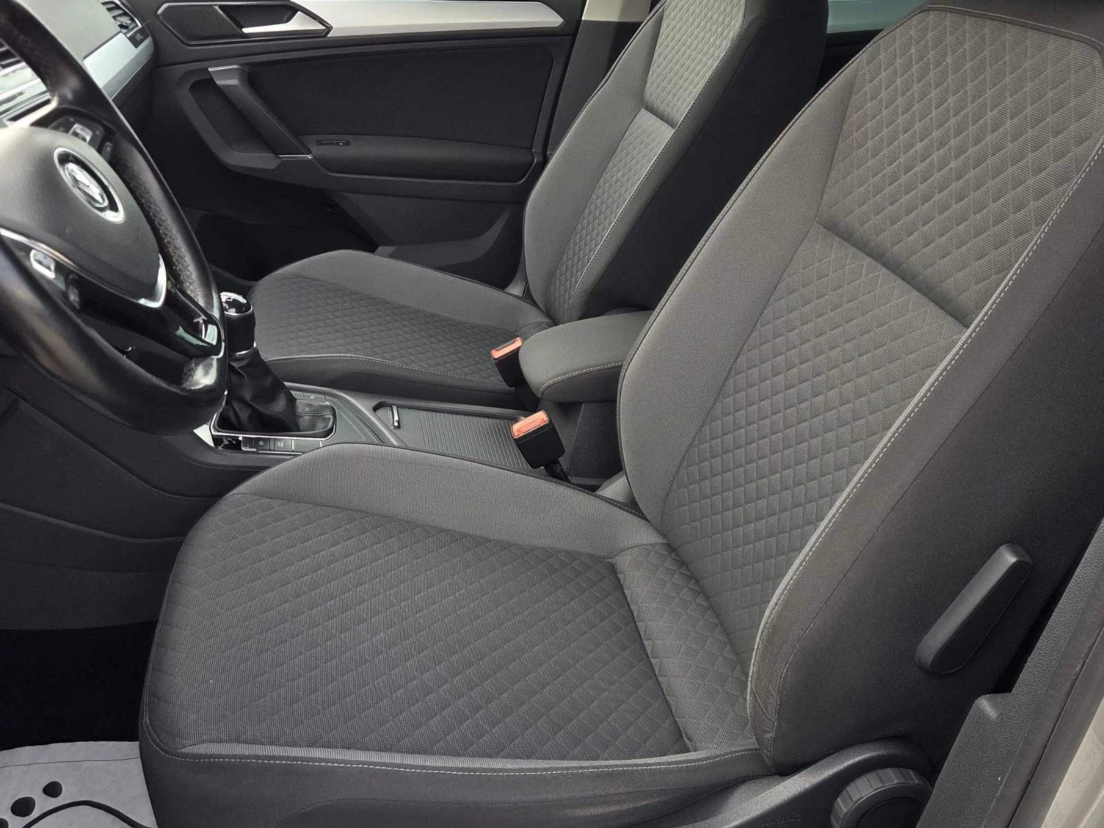 VW Tiguan 2.0TDI, снимка 11 - Автомобили и джипове - 55137574
