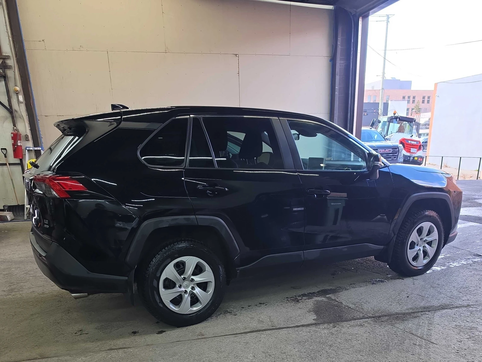 Toyota Rav4 * LE * CARFAX * ОПЦИЯ ЗА ФИНАНСИРАНЕ, снимка 3 - Автомобили и джипове - 55979680
