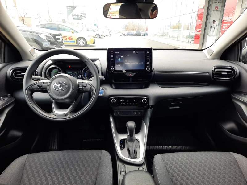 Toyota Yaris 1.5 HSD Chic Plus, снимка 14 - Автомобили и джипове - 48283423