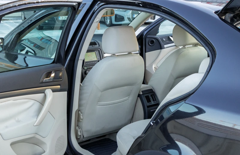 Skoda Octavia 1.6 MPI Газ/LPG, снимка 3 - Автомобили и джипове - 53172673