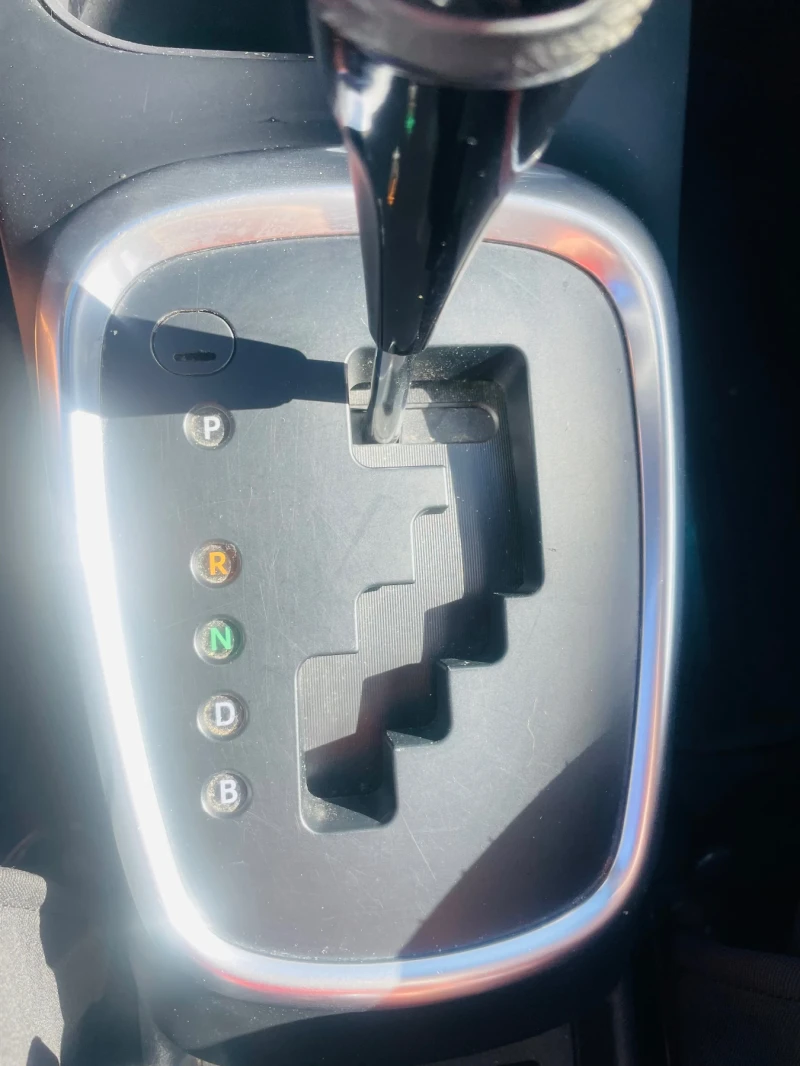 Toyota Yaris Октомври 2017г., снимка 8 - Автомобили и джипове - 52998076