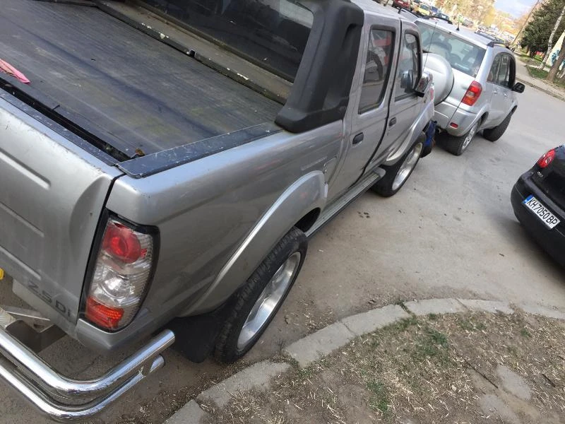 Nissan Navara 2.5td, снимка 11 - Автомобили и джипове - 21410834