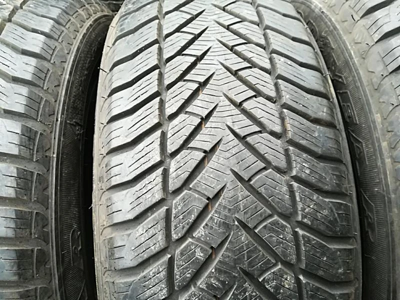 Гуми Зимни 245/60R18, снимка 4 - Гуми и джанти - 23684757