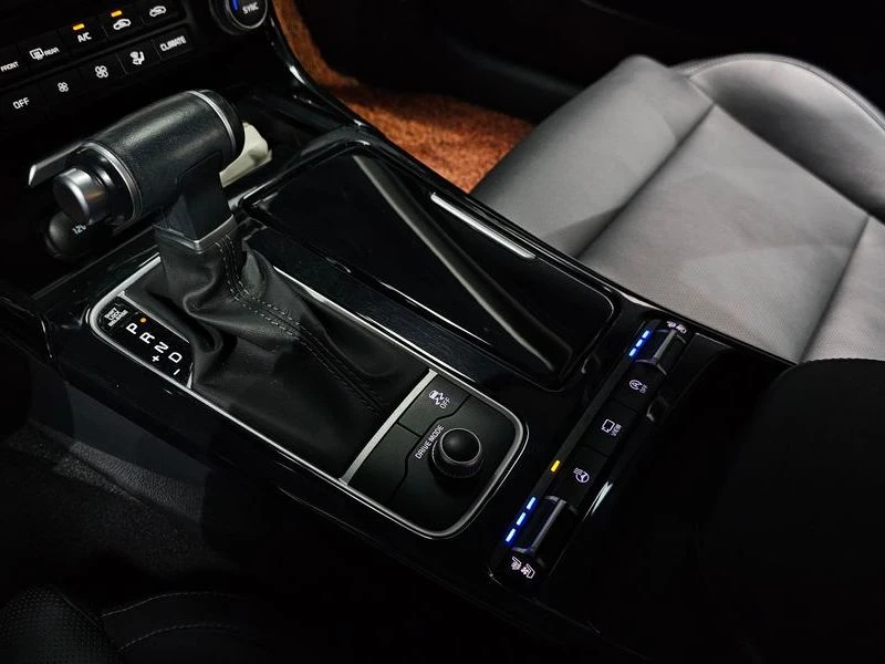 Kia Stinger 2.2 Diesel 2WD| 200к.с.| ВКЛ.ТЕХНОТЕСТ, снимка 9 - Автомобили и джипове - 55261377