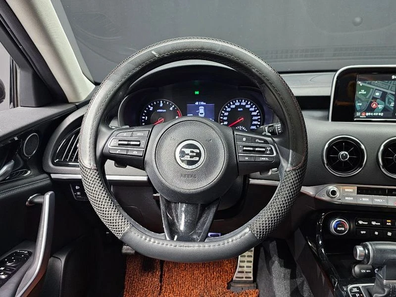 Kia Stinger 2.2 Diesel 2WD| 200к.с.| ВКЛ.ТЕХНОТЕСТ, снимка 12 - Автомобили и джипове - 55261377