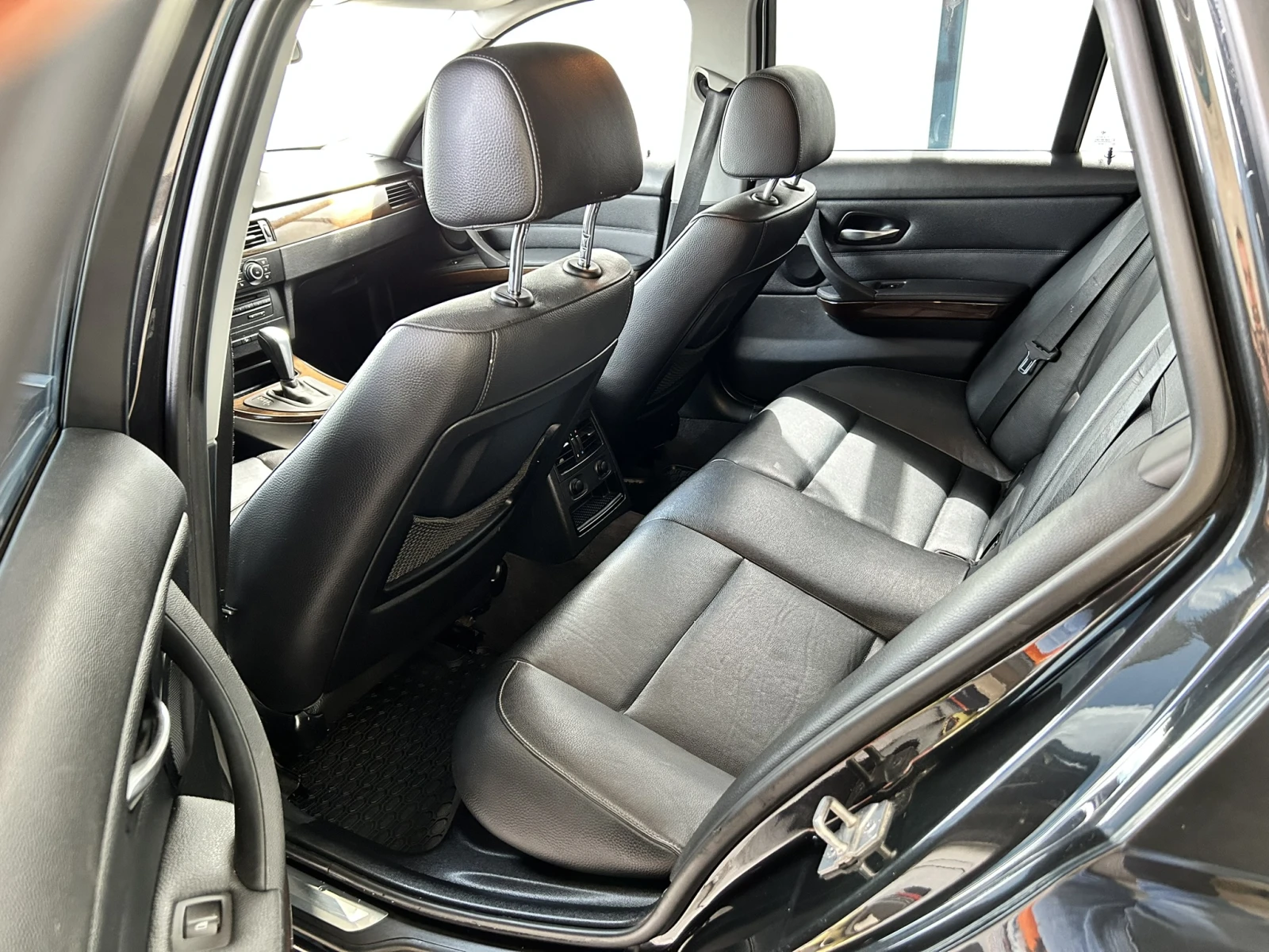 BMW 320 D* xDrive* Automat* Facelift* Navi* Кожа* Xenon, снимка 10 - Автомобили и джипове - 54651600