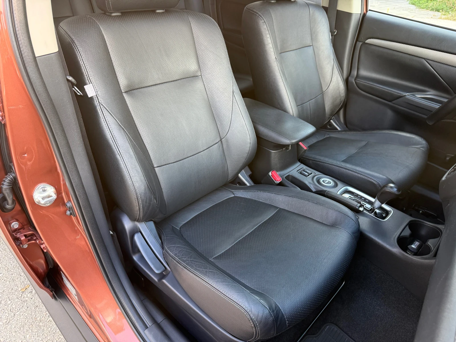 Mitsubishi Outlander 2.0i AUTOMATIC / 7 МЕСТА, снимка 10 - Автомобили и джипове - 56123779