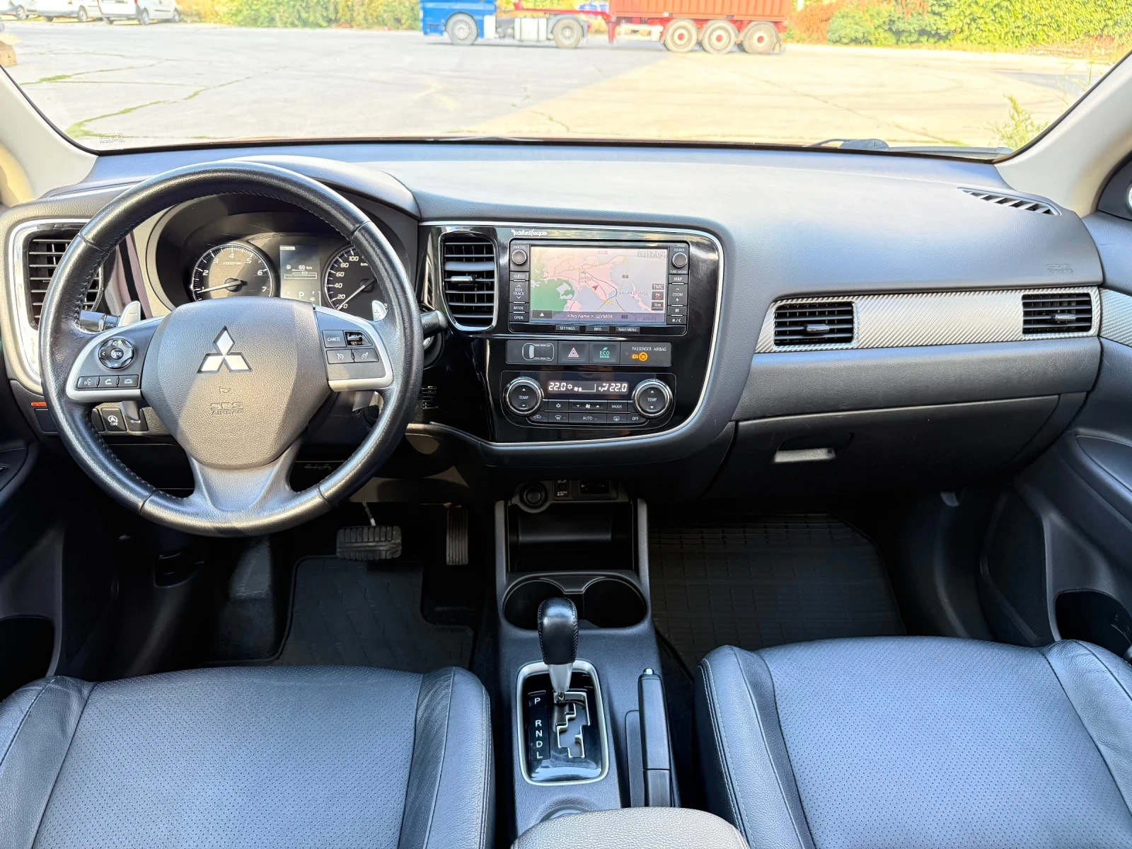 Mitsubishi Outlander 2.0i AUTOMATIC / 7 МЕСТА, снимка 8 - Автомобили и джипове - 56123779
