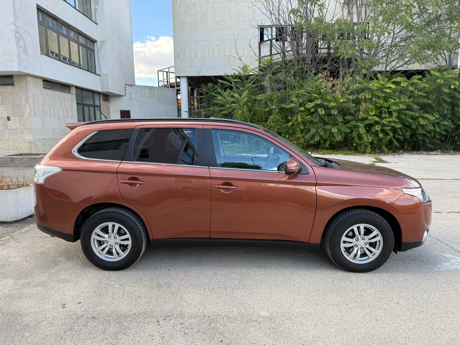 Mitsubishi Outlander 2.0i AUTOMATIC / 7 МЕСТА, снимка 3 - Автомобили и джипове - 56123779