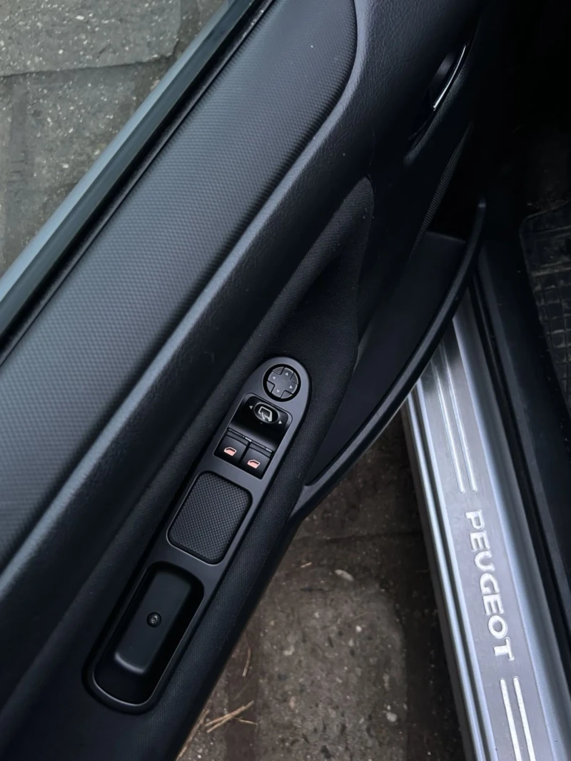 Peugeot 207 CC, снимка 11 - Автомобили и джипове - 52879383