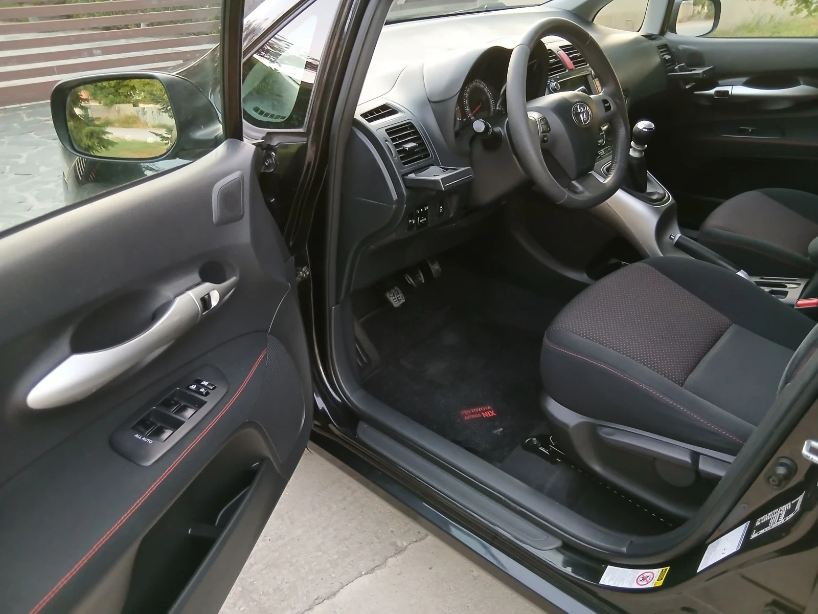 Toyota Auris 1.6 Club facelift - изображение 9