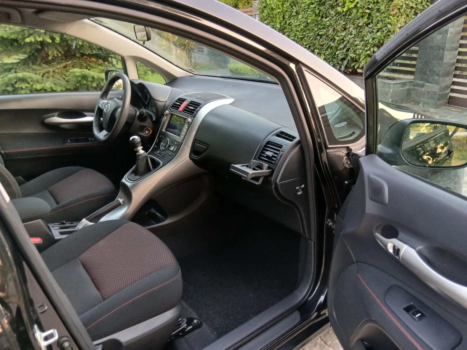 Toyota Auris 1.6 Club facelift - изображение 10